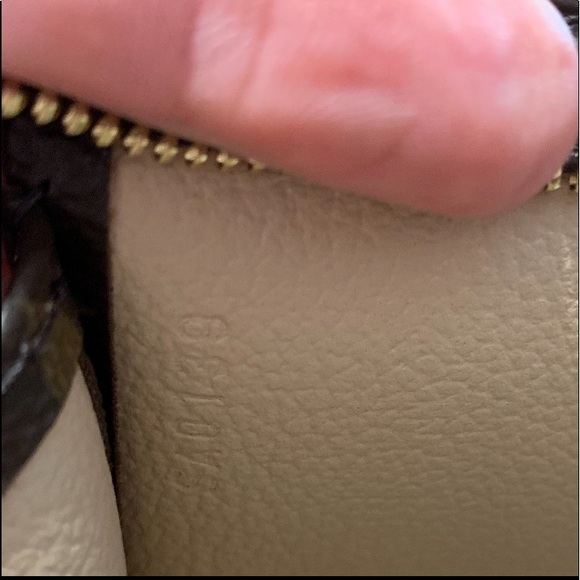 Louis Vuitton Toiletry Pouch 26 - Picture 8 of 10